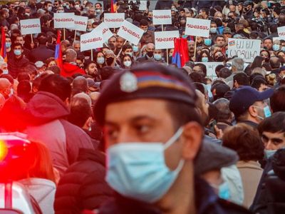 Протесты в Ереване с требованием отставки Никола Пашиняна. Фото: Dmitri Lovetsky / AP