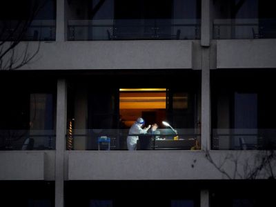 У эксперта ВОЗ Питера Бена Эмбарека берут мазок на балконе отеля, 3 февраля. Фото: Aly Song / Reuters