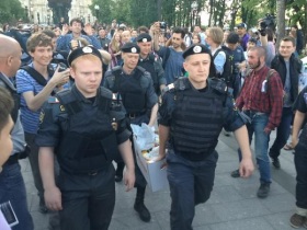 Полицейские забирают у протестующих еду. Фото из "Твиттера" @dlindele