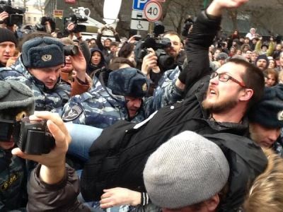 Акция в защиту "узников Болотной" у Замоскворецкого суда (twitter)