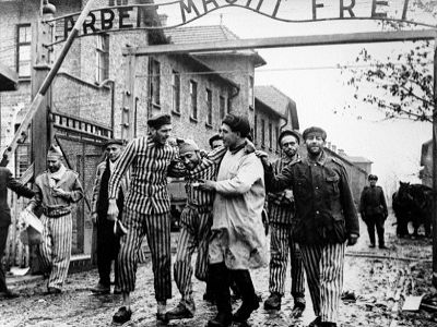 Освобождение оставшихся в живых узников Освенцима. Источник - http://ru.wikipedia.org/