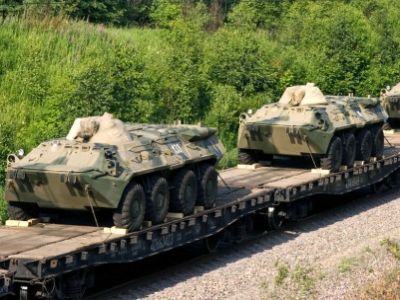 Вагоны с военной техникой. Фото: train-photo.ru