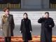 Ким Чн Ын с женой принимает военный парад, 8.2.18. Скрин видео www.youtube.com/watch?v=tn5_LmYhIoI