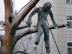 Памятник пилящему сук, на котором он сидит (Якутск). Фото: resurs.by
