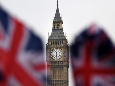 Биг-Бен и флаги Великобритании. Фото: Andy Rain / EPA