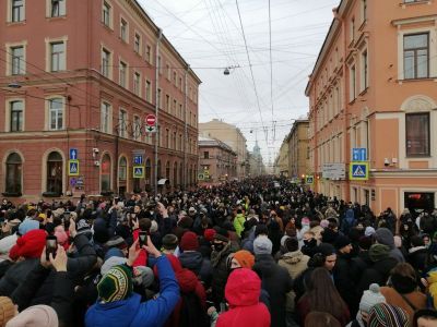Протестующие 31 января в Санкт-Петербурге движутся в сторону Сенной Площади. Фото: Открытая Россия