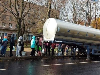 Очередь за водой во время аварии на водопроводе, снабжающем Сестрорецк, 16.10.2021. Фото: t.me/anatoly_nesmiyan