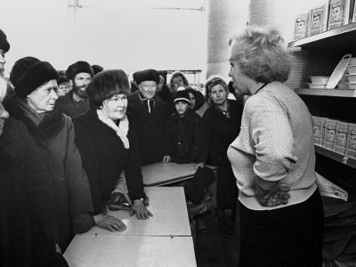 "Вас много, я - одна!" Отсутствие товаров в СССР. Фото: mirovich.media