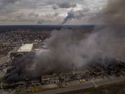 Завод и магазин горят после обстрела. Фото: Emilio Morenatti / AP Photo