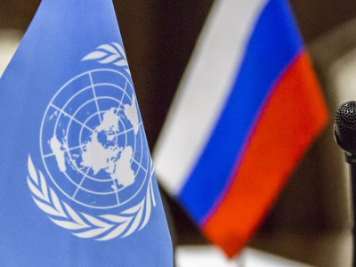 Флаги ООН и России. Фото: Дума ТВ