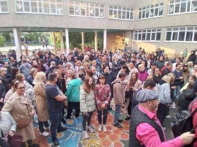 Собрание родителей в защиту директора и учеников лицея №12 в Екатеринбурге. Фото: t.me/bazabazon