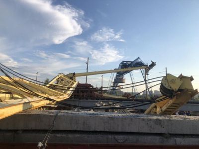 Падение башенного крана. Фото: МЧС Падение башенного крана. Фото: МЧС