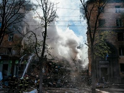 Пожарные работают на месте удара по жилому кварталу в Запорожье. Фото: Dimitar Dilkoff / AFP