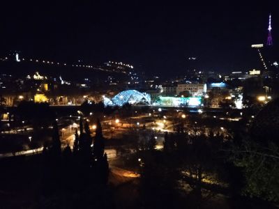 Ночной Тбилиси. Фото: www.facebook.com/alexandr.hotz