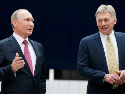 Владимир Путин и Дмитрий Песков. Фото: Александр Земляниченко / AP